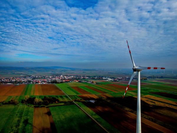 Veterná turbína - ilustračná fotografia. Veterná turbína - ilustračná fotografia.