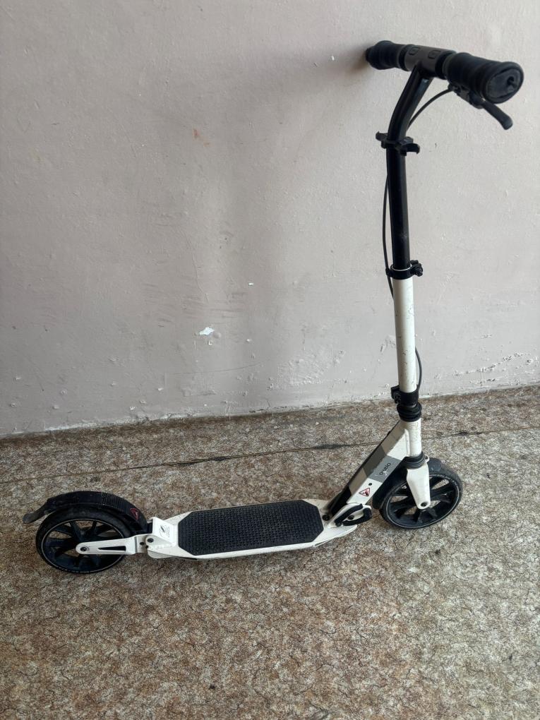 Našla sa kolobežka, majiteľ si ju môže prevziať na mestskej polícii.