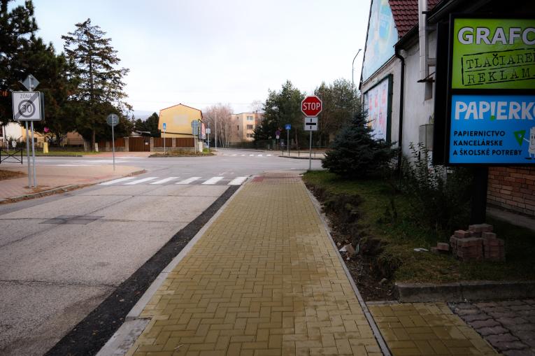 Zrekonštruovaný chodník Zdravotnícka ulica. 