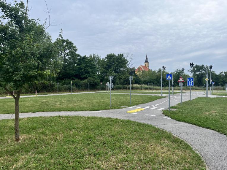 Dopravné ihrisko v areáli školy. 
