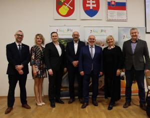 (zľava): Ľubomír Karika - viceprimátor Myjava, Veronika Filanová, Martin Džačovský - primátor Senica, Ľubomír  Halabrín - primátor Myjava, Zdenko Čambal - predseda OOCR, primátor Holíč, Oľga Luptáková - primátorka Skalica, Peter  Novysedlá