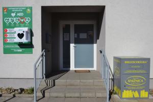 Biblioschránka aj defibrilátor