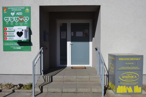 Biblioschránka aj defibrilátor
