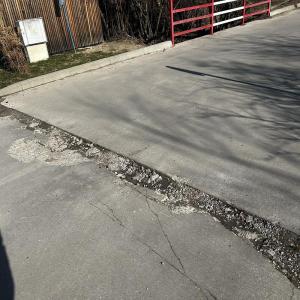 Poškodená vozovka na Medzipotočnej ulici. 