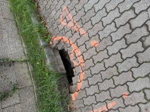 Prepadnutá cesta Na Dieloch.