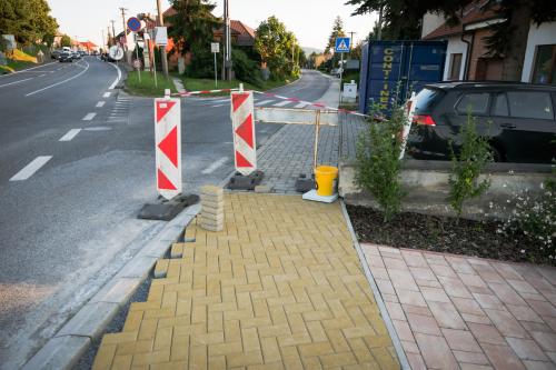 Pokračujeme v rekonštrukcii chodníka na Hviezdoslavovej ulici v Máste.