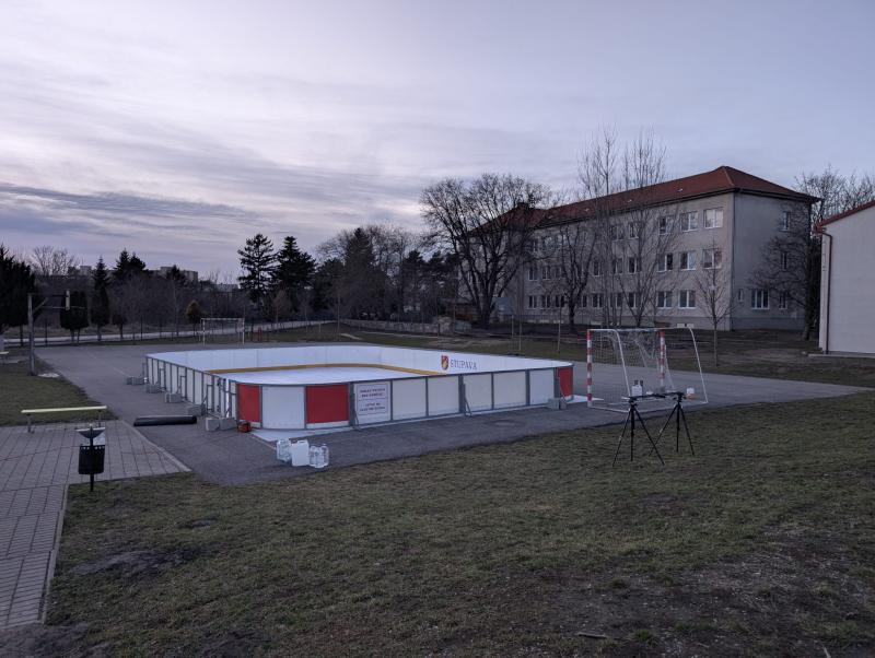 Klzisko je už pripravené na asfaltovom ihrisku v areáli školského dvora.