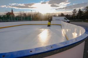 Mobilné klzisko v areáli školy. 