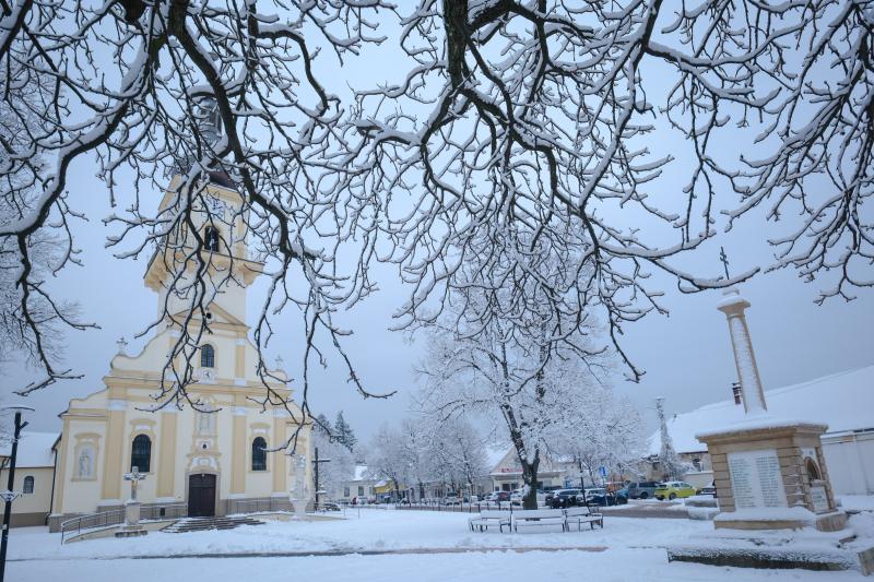 Piatok 20. februára 2026 priniesol do Stupavy zimnú atmosféru, akú sme túto sezónu už ani nečakali. Foto: Peter Kubička, Mesto Stupava.