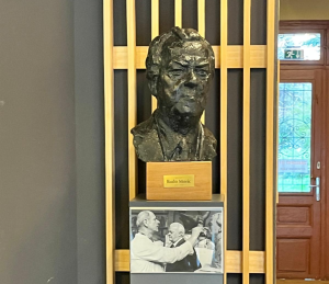 Busta Ruda Morica v knižnici. 