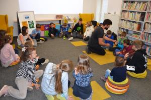 Na druhom stretnutí Stupavských vĺčat - seniorov v knižnici sa pokračovalo v téme ZVEDAVOSŤ A HRA.