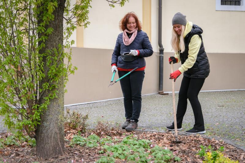 Pri príležitosti Dňa Zeme zamestnanci Mestského a stavebného úradu aj tento rok vymenili kancelárie za prácu v teréne.