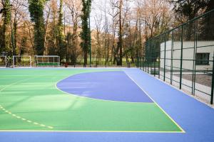 Nové viacúčelové ihrisko v parku pri Makoviciach.