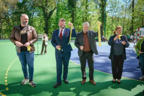 V piatok 24. apríla 2026 sa v parku pri reštaurácii Makovice uskutočnilo slávnostné otvorenie nového viacúčelového ihriska, ktoré prešlo kompletnou rekonštrukciou. Foto: Peter Kubička.
