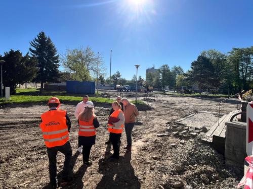 V stredu 29. apríla 2026 sa uskutočnil prvý väčší kontrolný deň s realizátorom rekonštrukcie Troyerovho námestia, spoločnosťou PALKOVIČ-SK.