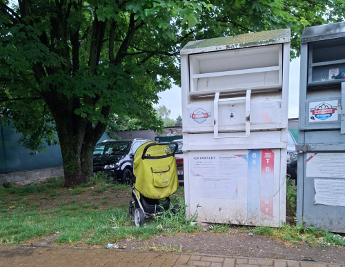 Kočík pri kontejneri Ekocharity. 