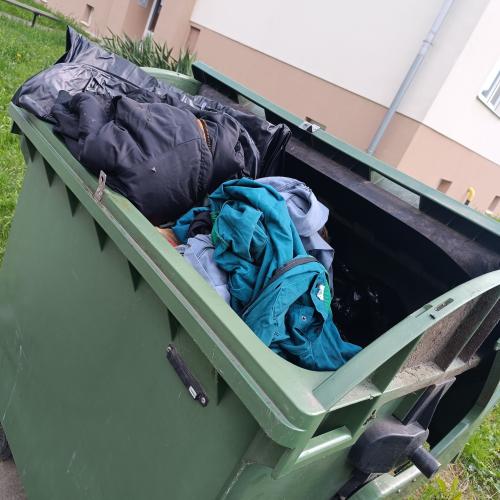 Textil do zmesového komunálneho odpadu nepatrí. Foto nesprávne vytriedeného odpadu. 