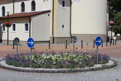 Kruhová križovatka za kostolom. 