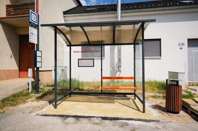 Nová autobusová zastávka v Máste. Foto: Peter Kubička
