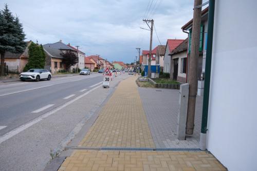 Modernizovaný chodník v Máste na Hviezdoslavovej ulici. 