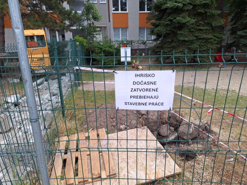 Dočasné uzavretie ihriska na Kúpeľnej ulici.