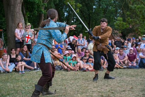 Stredoveký piknik priniesol do&nbsp;Malého parku pri Ekocentre Stupava deň plný histórie, remesiel, šermiarskych súbojov, hudby a&nbsp;príjemnej letnej atmosféry. Foto: Peter Kubička.