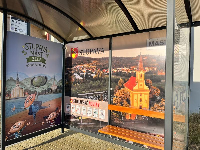 Nový polep prístrešku na autobusovej zastávke.