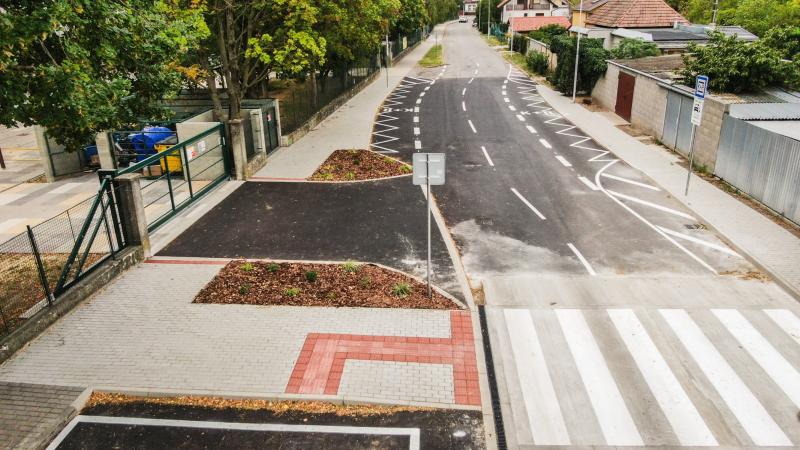Pred panelovou budovou základnej školy na Školskej ulici je od nového školského roka zriadená obojsmerná KISS & RIDE zóna. Foto: Peter Kubička.