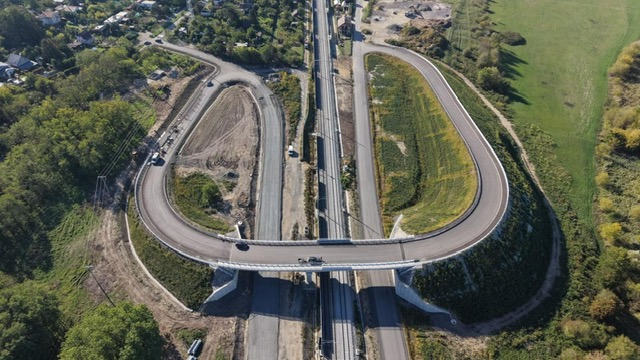 Nový nadjazd ponad železnicu je približne 1,5 km od priecestia pri čučoriedkovej farme.