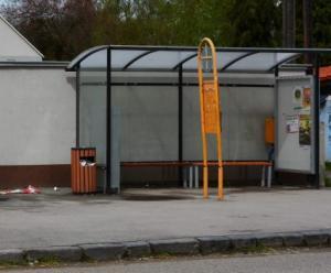 VÄČŠÍ KÔŠ NA AUTOBUSOVEJ ZASTÁVKE