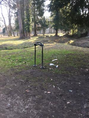 KOMU VADILI SMETNÉ KOŠE V PARKU?