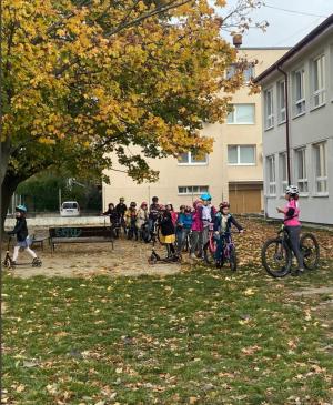 Do školy na bicykli.