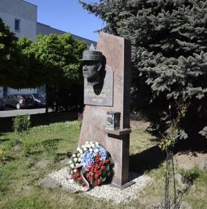 Pamätník M. R. Štefánika v Stupave.